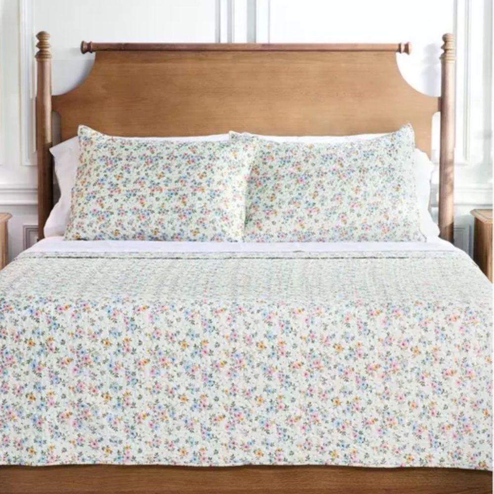 Darsee & David's Dainty Floral New Quilt Set Full-Queen Bed